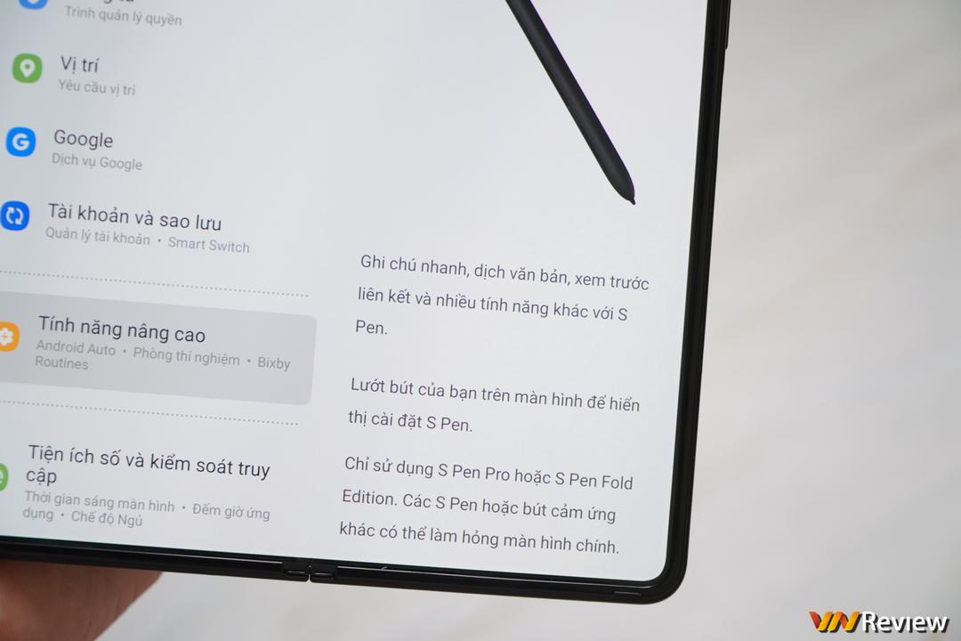 Trên tay Galaxy Z Fold 3 tại Việt Nam: camera ẩn dưới màn hình, chống nước IPX8, hỗ trợ S Pen Trên tay Galaxy Z Fold 3 tại Việt Nam: camera ẩn dưới màn hình, chống nước IPX8, hỗ trợ S Pen