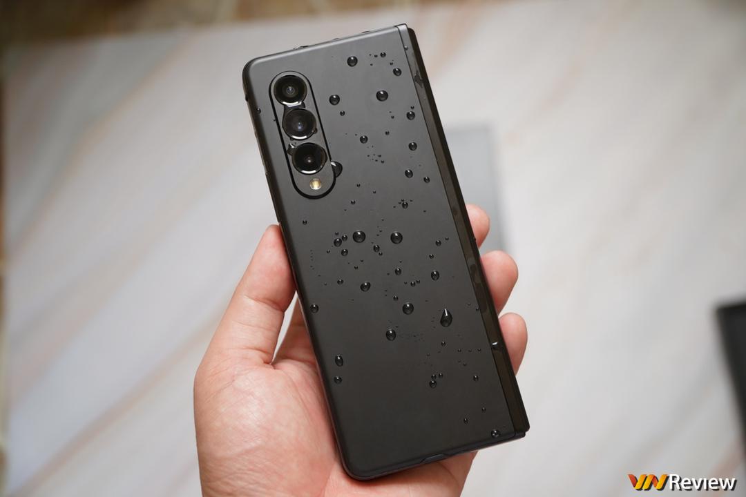 Trên tay Galaxy Z Fold 3 tại Việt Nam: camera ẩn dưới màn hình, chống nước IPX8, hỗ trợ S Pen Trên tay Galaxy Z Fold 3 tại Việt Nam: camera ẩn dưới màn hình, chống nước IPX8, hỗ trợ S Pen