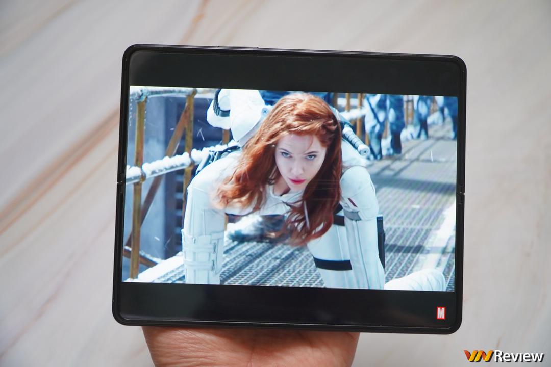 Trên tay Galaxy Z Fold 3 tại Việt Nam: camera ẩn dưới màn hình, chống nước IPX8, hỗ trợ S Pen Trên tay Galaxy Z Fold 3 tại Việt Nam: camera ẩn dưới màn hình, chống nước IPX8, hỗ trợ S Pen