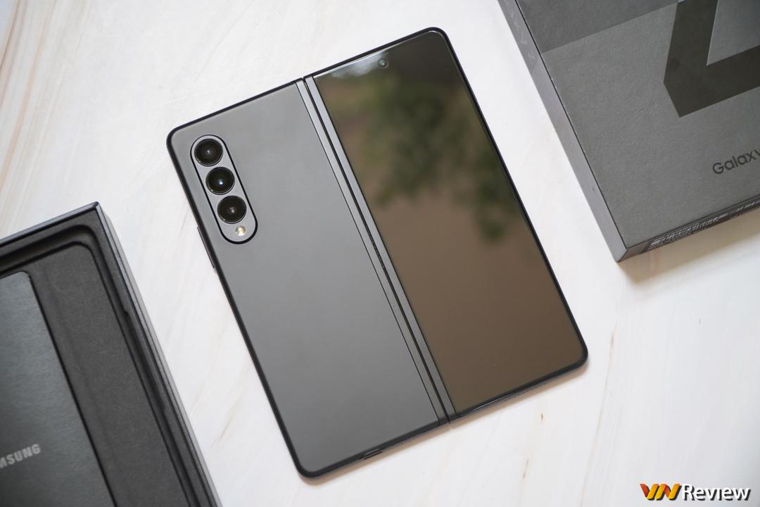 Trên tay Galaxy Z Fold 3 tại Việt Nam: camera ẩn dưới màn hình, chống nước IPX8, hỗ trợ S Pen Trên tay Galaxy Z Fold 3 tại Việt Nam: camera ẩn dưới màn hình, chống nước IPX8, hỗ trợ S Pen