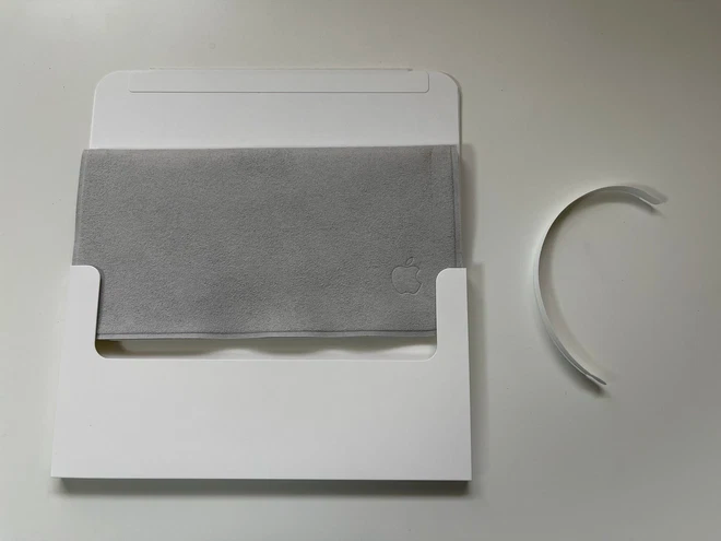Trên tay khăn lau màn hình Apple giá hơn 400 nghìn: hộp rất hoành tá tràng, có cả tiếng Việt Trên tay khăn lau màn hình Apple giá hơn 400 nghìn: hộp rất hoành tá tràng, có cả tiếng Việt