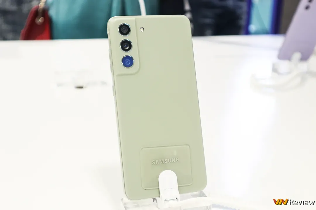 Trên tay Galaxy S21 FE 5G: tiếp nối chiến lược hướng đến fan, thiết kế lột xác so với đời trước Trên tay Galaxy S21 FE 5G: tiếp nối chiến lược hướng đến fan, thiết kế lột xác so với đời trước