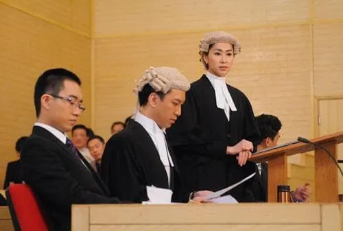 Tại sao thẩm phán nước ngoài đội tóc giả và mặc áo đen? Tại sao thẩm phán nước ngoài đội tóc giả và mặc áo đen?