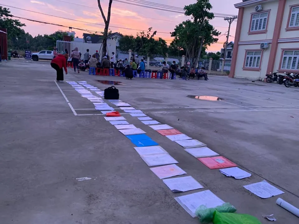 Lý do người dân xô đẩy, chen chúc làm sổ đỏ ở Chơn Thành, Bình Phước Lý do người dân xô đẩy, chen chúc làm sổ đỏ ở Chơn Thành, Bình Phước