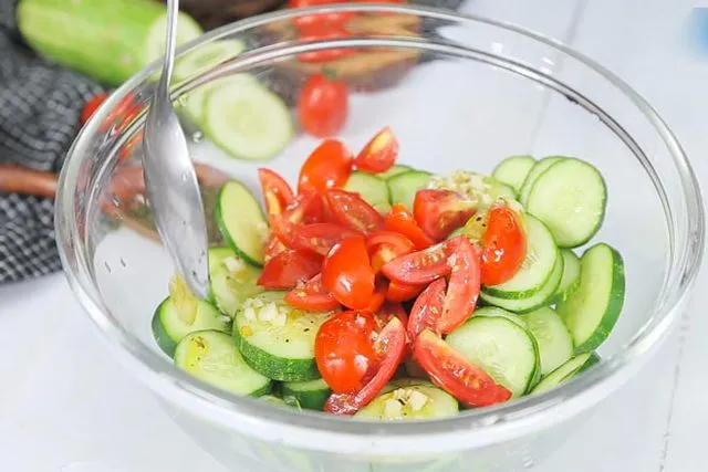 Một số thực phẩm ăn cùng với dưa chuột có thể gây đau bụng Một số thực phẩm ăn cùng với dưa chuột có thể gây đau bụng