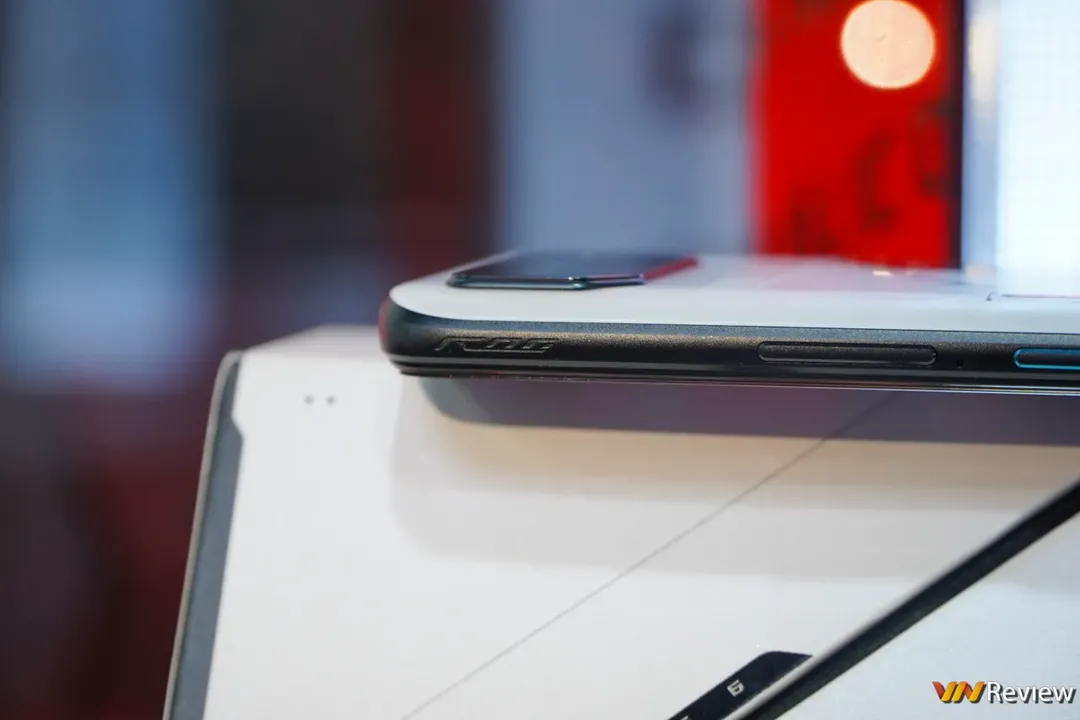 Trên tay Asus ROG Phone 6 và 6 Pro: điện thoại mạnh nhất thế giới, nhiều thông số trội hơn cả laptop  Trên tay Asus ROG Phone 6 và 6 Pro: điện thoại mạnh nhất thế giới, nhiều thông số trội hơn cả laptop