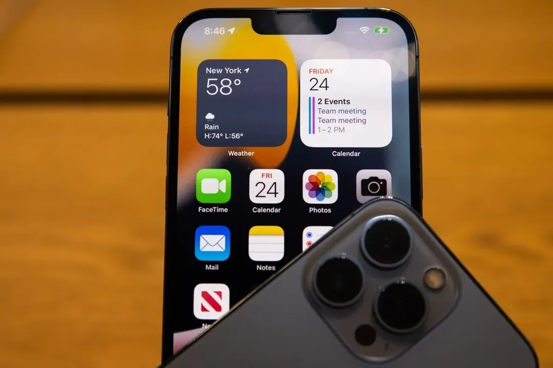 Fan Android mệt mỏi vì ghen tỵ khi chỉ iPhone mới có flagship màn hình phẳng Fan Android mệt mỏi vì ghen tỵ khi chỉ iPhone mới có flagship màn hình phẳng