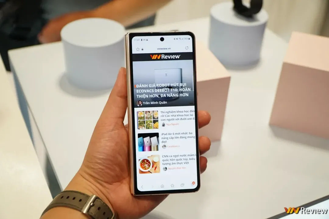 Trên tay Galaxy Z Fold 4: Bình không đổi nhiều nhưng rượu đã thơm hơn Trên tay Galaxy Z Fold 4: Bình không đổi nhiều nhưng rượu đã thơm hơn