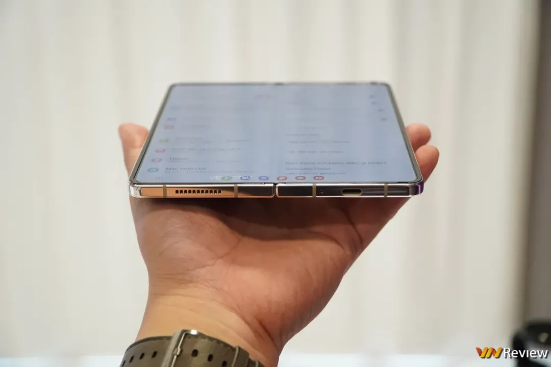 Trên tay Galaxy Z Fold 4: Bình không đổi nhiều nhưng rượu đã thơm hơn Trên tay Galaxy Z Fold 4: Bình không đổi nhiều nhưng rượu đã thơm hơn