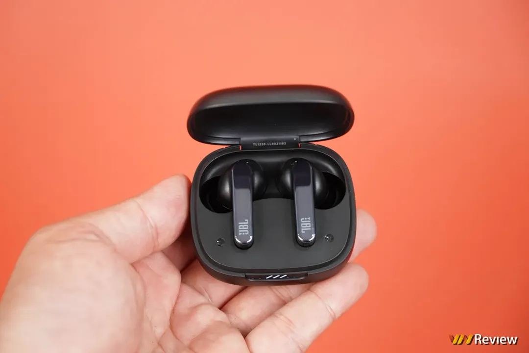 Đánh giá JBL Live Pro 2: nâng cấp lớn cả về chống ồn, chất âm lẫn thời lượng pin Đánh giá JBL Live Pro 2: nâng cấp lớn cả về chống ồn, chất âm lẫn thời lượng pin