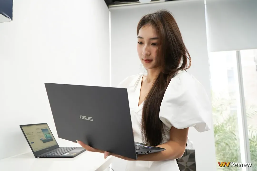Trên tay Asus ExpertBook B9 2022: laptop doanh nhân nặng chỉ 1Kg, độ bền đáng nể Trên tay Asus ExpertBook B9 2022: laptop doanh nhân nặng chỉ 1Kg, độ bền đáng nể