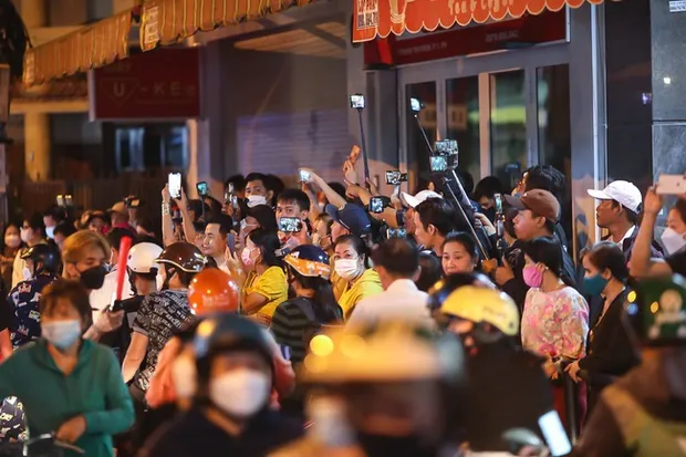 Đám đông phản cảm tại lễ viếng cố nghệ sĩ Vũ Linh: vô tâm livestream, vô tư cười nói, vỗ tay reo hò Đám đông phản cảm tại lễ viếng cố nghệ sĩ Vũ Linh: vô tâm livestream, vô tư cười nói, vỗ tay reo hò