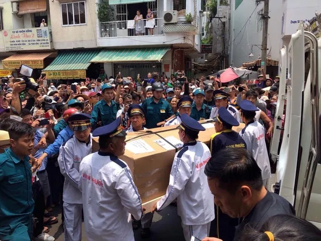 Đám đông phản cảm tại lễ viếng cố nghệ sĩ Vũ Linh: vô tâm livestream, vô tư cười nói, vỗ tay reo hò Đám đông phản cảm tại lễ viếng cố nghệ sĩ Vũ Linh: vô tâm livestream, vô tư cười nói, vỗ tay reo hò