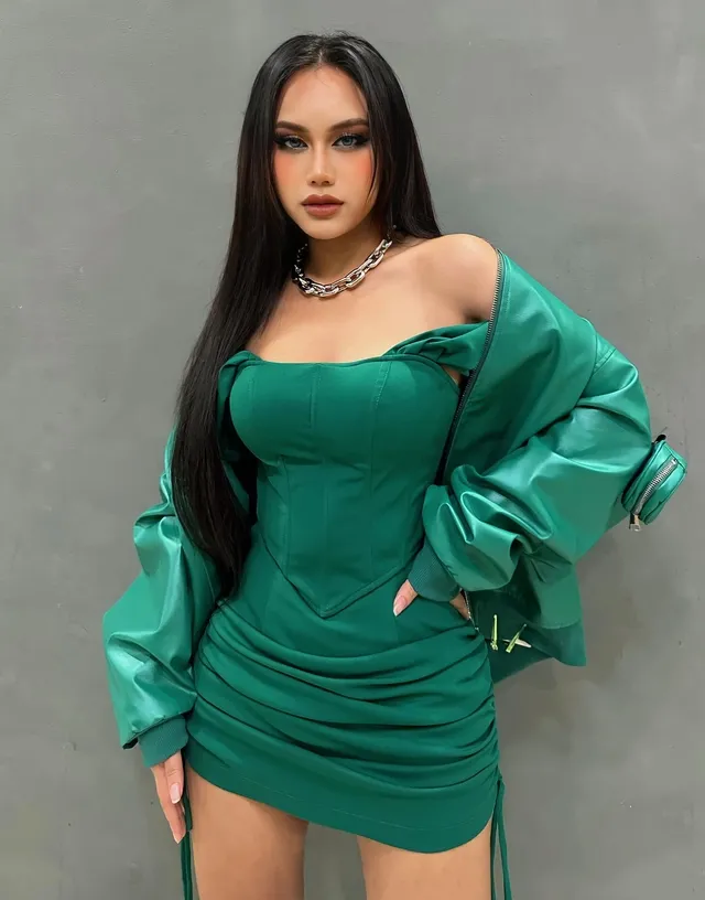 Shock vì bị bodyshaming khi đang biểu diễn, ca sĩ Sofia phải xin lỗi về sớm Shock vì bị bodyshaming khi đang biểu diễn, ca sĩ Sofia phải xin lỗi về sớm