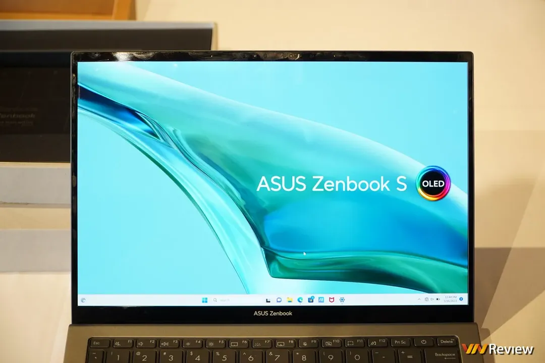 Trên tay ASUS Zenbook S13 OLED và Vivoook 14X OLED:  bộ đôi laptop OLED mỏng nhẹ canh tranh MacBook Air, cấu hình cao, giá hấp dẫn Trên tay ASUS Zenbook S13 OLED và Vivoook 14X OLED:  bộ đôi laptop OLED mỏng nhẹ canh tranh MacBook Air, cấu hình cao, giá hấp dẫn