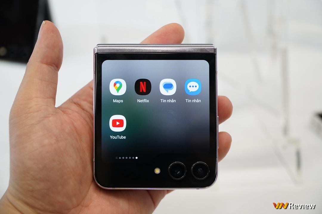 Trên tay Samsung Galaxy Z Flip 5: lột xác với màn hình ngoài “siêu to khổng lồ”, gập khít hơn, mỏng gọn, mạnh mẽ hơn Trên tay Samsung Galaxy Z Flip 5: lột xác với màn hình ngoài “siêu to khổng lồ”, gập khít hơn, mỏng gọn, mạnh mẽ hơn