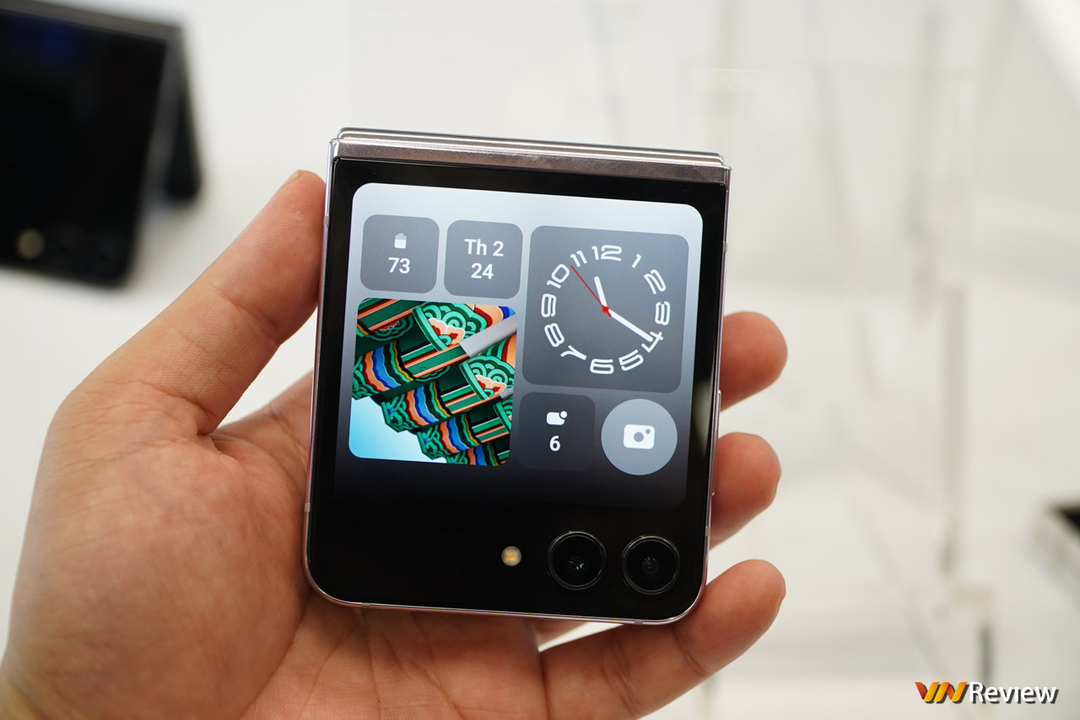 Trên tay Samsung Galaxy Z Flip 5: lột xác với màn hình ngoài “siêu to khổng lồ”, gập khít hơn, mỏng gọn, mạnh mẽ hơn Trên tay Samsung Galaxy Z Flip 5: lột xác với màn hình ngoài “siêu to khổng lồ”, gập khít hơn, mỏng gọn, mạnh mẽ hơn