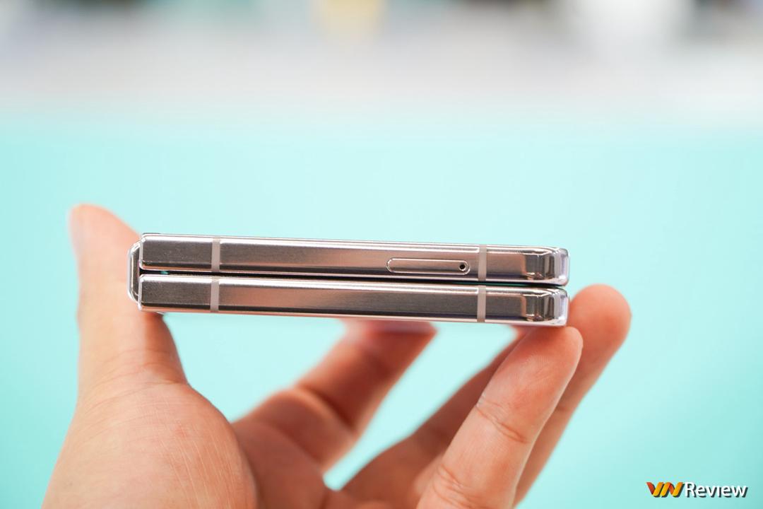 Trên tay Samsung Galaxy Z Flip 5: lột xác với màn hình ngoài “siêu to khổng lồ”, gập khít hơn, mỏng gọn, mạnh mẽ hơn Trên tay Samsung Galaxy Z Flip 5: lột xác với màn hình ngoài “siêu to khổng lồ”, gập khít hơn, mỏng gọn, mạnh mẽ hơn