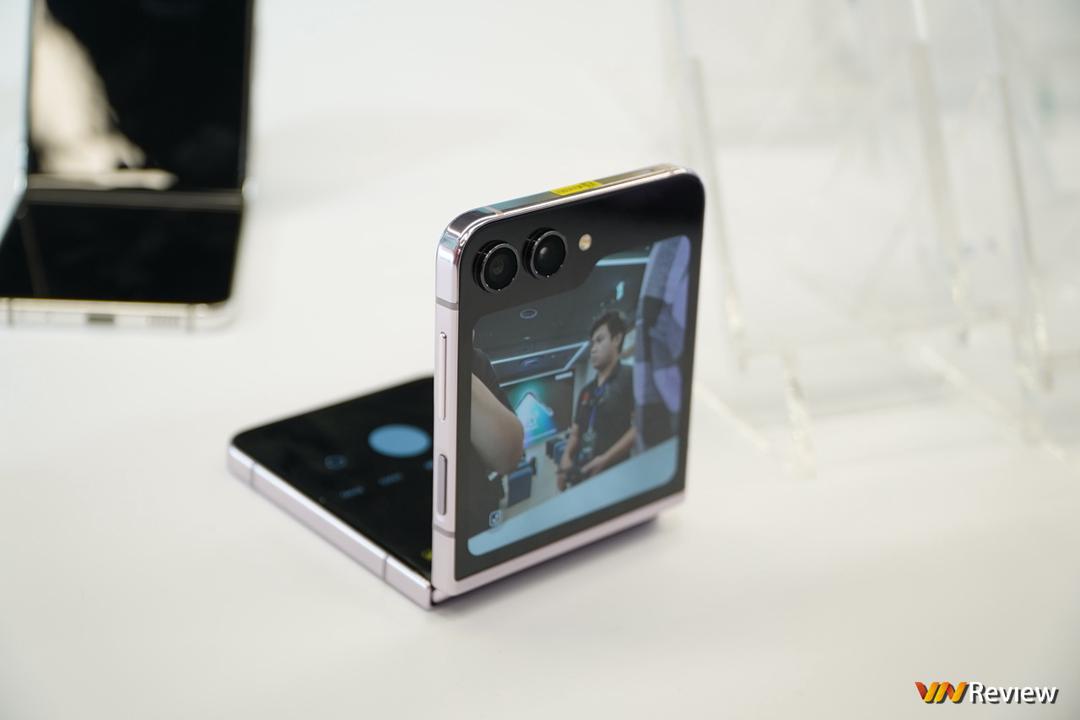 Trên tay Samsung Galaxy Z Flip 5: lột xác với màn hình ngoài “siêu to khổng lồ”, gập khít hơn, mỏng gọn, mạnh mẽ hơn Trên tay Samsung Galaxy Z Flip 5: lột xác với màn hình ngoài “siêu to khổng lồ”, gập khít hơn, mỏng gọn, mạnh mẽ hơn