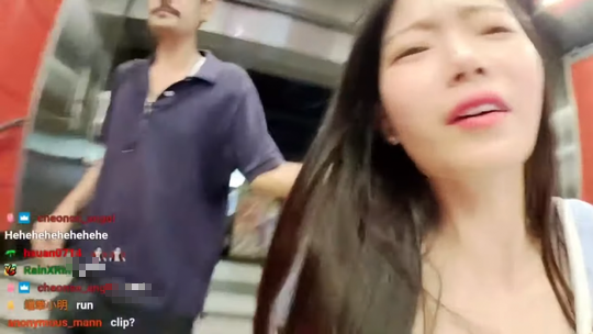 Nữ streamer bị quấy rối khi đang phát sóng trực tiếp Nữ streamer bị quấy rối khi đang phát sóng trực tiếp