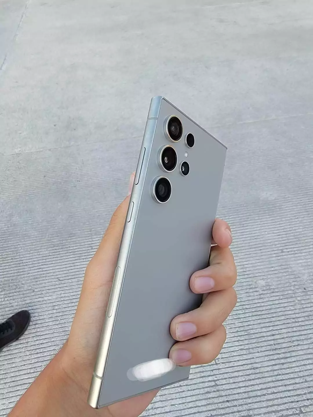 Lộ thiết kế Galaxy S24 Ultra: dân mạng thảng thốt, fan cũng giật mình - “sao nhìn y chang Sony Xperia?” Lộ thiết kế Galaxy S24 Ultra: dân mạng thảng thốt, fan cũng giật mình - “sao nhìn y chang Sony Xperia?”