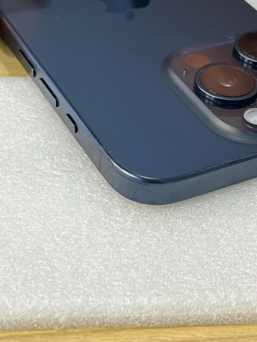 Sau báo cáo phồng pin, lại xuất hiện hình ảnh iPhone 15 bị bung keo nắp lưng Sau báo cáo phồng pin, lại xuất hiện hình ảnh iPhone 15 bị bung keo nắp lưng