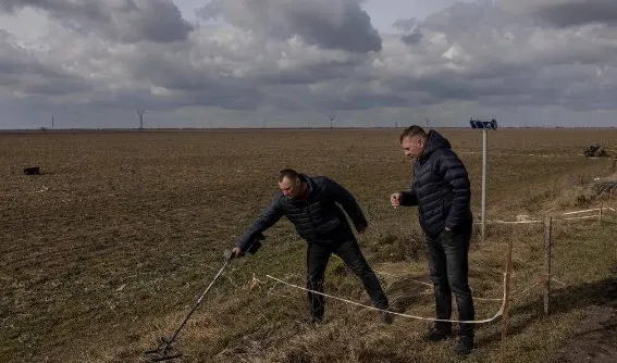Nông dân Ukraine bất lực trước vụ gieo cấy vụ xuân: ruộng đầy bom mìn, có thể mất nhiều năm để rà phá bom mìn  Nông dân Ukraine bất lực trước vụ gieo cấy vụ xuân: ruộng đầy bom mìn, có thể mất nhiều năm để rà phá bom mìn