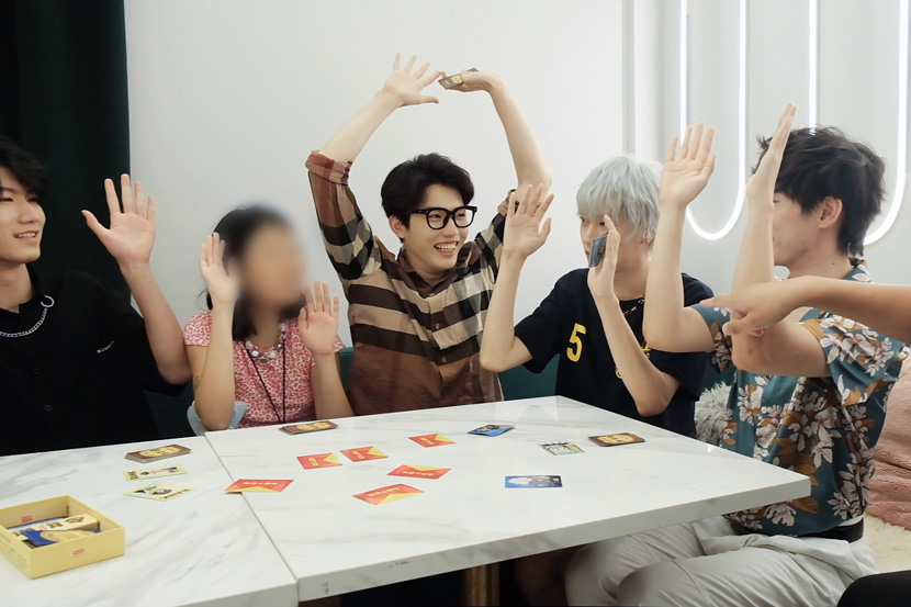 Cafe quản gia ở Trung Quốc: phụ nữ trả tiền để được trai đẹp lắng nghe, chia sẻ  Cafe quản gia ở Trung Quốc: phụ nữ trả tiền để được trai đẹp lắng nghe, chia sẻ