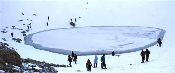 Tuyết tan trên dãy Himalaya, hàng trăm xác người xuất hiện dưới đáy hồ   Tuyết tan trên dãy Himalaya, hàng trăm xác người xuất hiện dưới đáy hồ