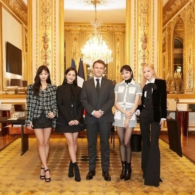 Đệ nhất phu nhân Pháp 69 tuổi tháp tùng chồng gặp nhóm BlackPink xứ Hàn, đôi chân nuột nà hút mắt không thua gì Lisa Đệ nhất phu nhân Pháp 69 tuổi tháp tùng chồng gặp nhóm BlackPink xứ Hàn, đôi chân nuột nà hút mắt không thua gì Lisa