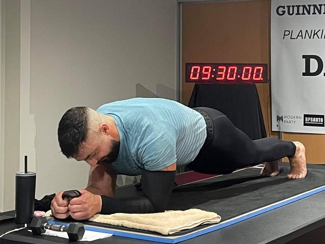 Người đàn ông vừa lập kỷ lục plank lâu nhất thế giới 9 giờ 30 phút chỉ tập trong 1 năm Người đàn ông vừa lập kỷ lục plank lâu nhất thế giới 9 giờ 30 phút chỉ tập trong 1 năm