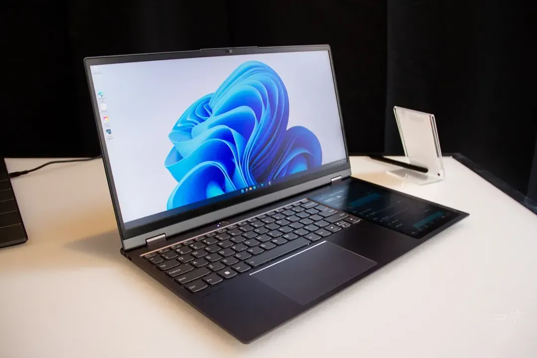 Lenovo công bố laptop 17 inch tỷ lệ cực dị, có màn hình thứ hai 8 inch nằm cạnh bàn phím còn dị hơn Lenovo công bố laptop 17 inch tỷ lệ cực dị, có màn hình thứ hai 8 inch nằm cạnh bàn phím còn dị hơn