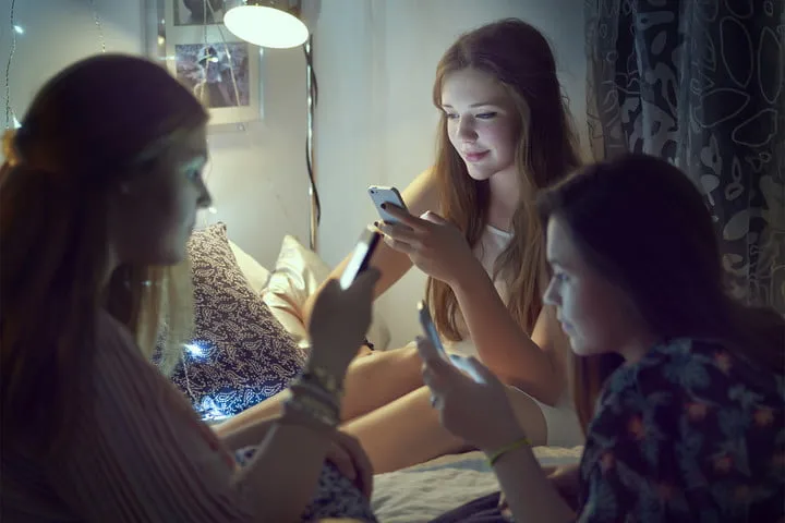 Vì sao trẻ con ngày càng nghiện mạng xã hội? Có nên cấm trẻ chơi mạng xã hội? Vì sao trẻ con ngày càng nghiện mạng xã hội? Có nên cấm trẻ chơi mạng xã hội?