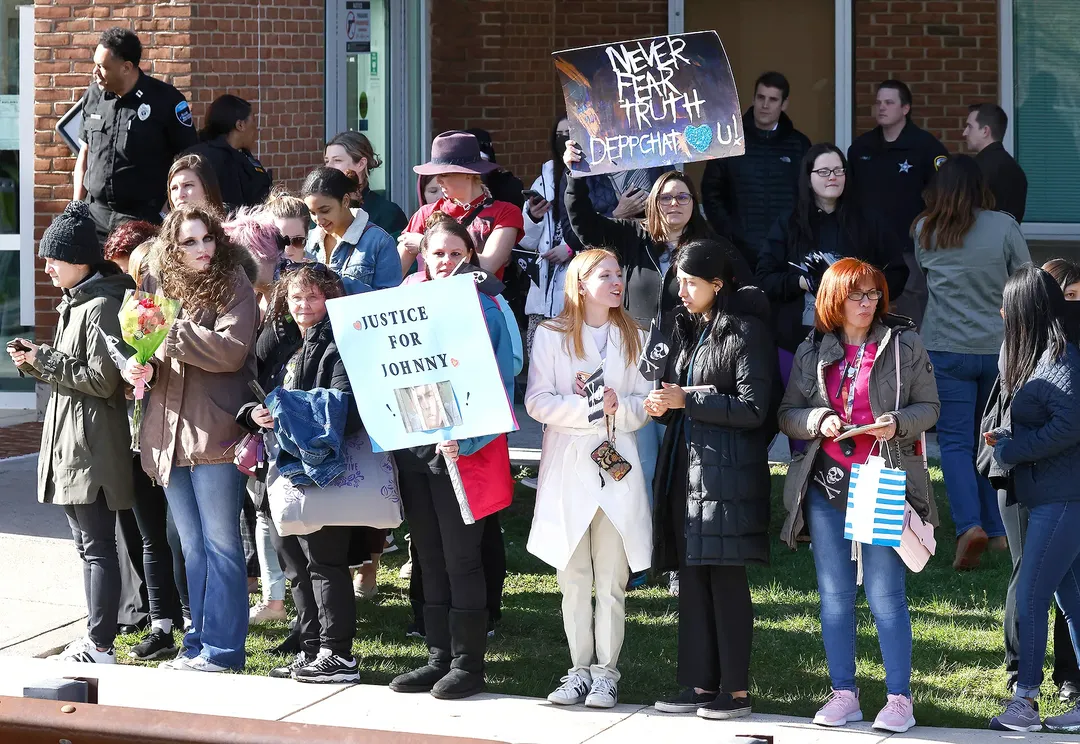 Fan Johnny Depp nghỉ làm, bay 10 tiếng, xếp hàng từ 4 giờ sáng đến ủng hộ thần tượng tại tòa Fan Johnny Depp nghỉ làm, bay 10 tiếng, xếp hàng từ 4 giờ sáng đến ủng hộ thần tượng tại tòa