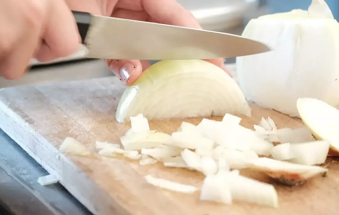 Mong lệ em thôi rơi: Một vài mẹo cắt hành tây mà không bị cay và chảy nước mắt  Mong lệ em thôi rơi: Một vài mẹo cắt hành tây mà không bị cay và chảy nước mắt