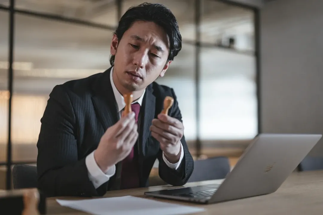 Tiết lộ shock: Nhiều người Nhật đi làm chỉ biết ăn vặt, tán phét và lướt web Tiết lộ shock: Nhiều người Nhật đi làm chỉ biết ăn vặt, tán phét và lướt web