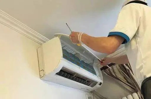 Tại sao điều hòa thổi ra mùi máy lạnh?  Tại sao điều hòa thổi ra mùi máy lạnh?