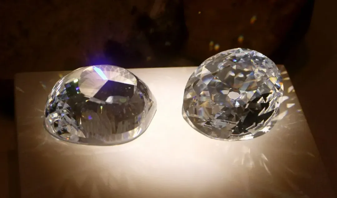 Lịch sử đẫm máu hơn 1 nghìn năm của Koh-i-Noor: từ viên kim cương bị nguyền rủa thành báu vật của Hoàng gia Anh Lịch sử đẫm máu hơn 1 nghìn năm của Koh-i-Noor: từ viên kim cương bị nguyền rủa thành báu vật của Hoàng gia Anh