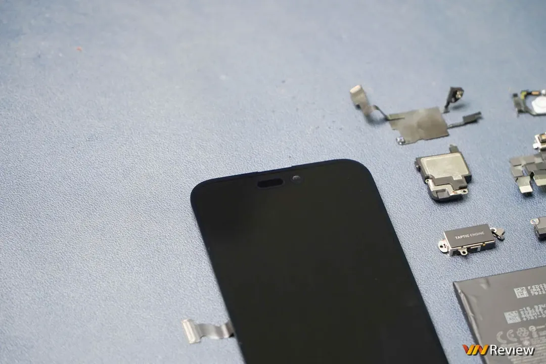 Mổ iPhone 14 Pro Max đầu tiên tại Việt Nam, phát hiện chi tiết Apple “giấu nhẹm” trong buổi ra mắt Mổ iPhone 14 Pro Max đầu tiên tại Việt Nam, phát hiện chi tiết Apple “giấu nhẹm” trong buổi ra mắt