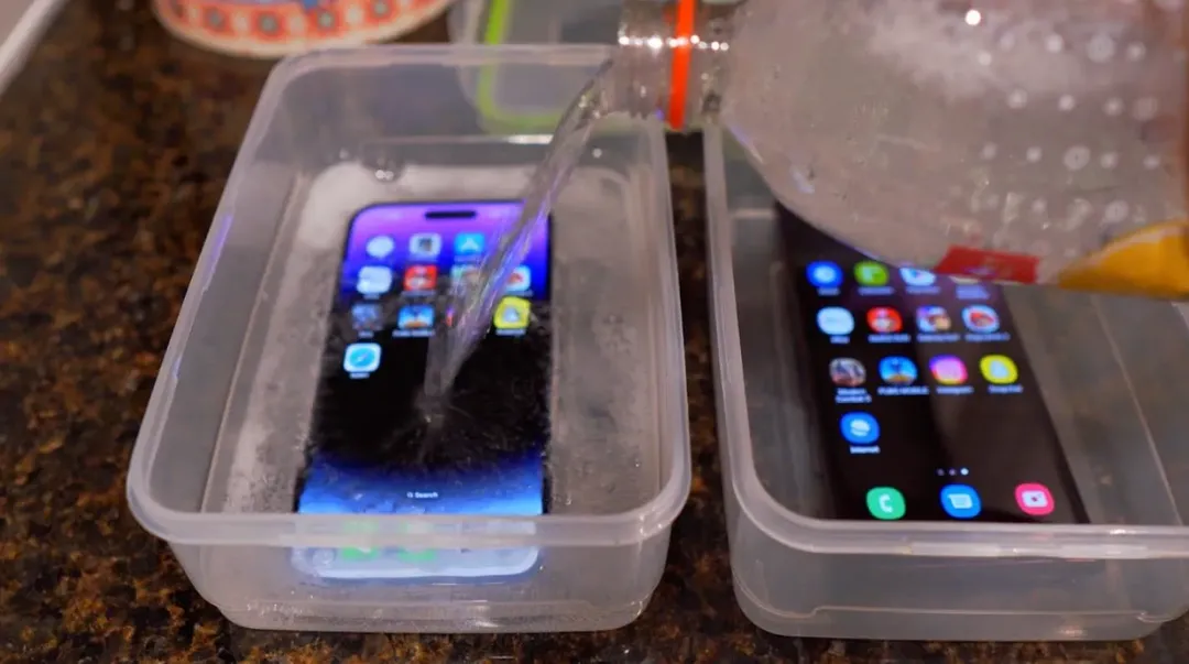 Đóng băng iPhone 14 Pro Max và Galaxy S22 Ultra trong nước đá 10 giờ: bạn đoán xem có điện thoại nào trụ nổi không? Đóng băng iPhone 14 Pro Max và Galaxy S22 Ultra trong nước đá 10 giờ: bạn đoán xem có điện thoại nào trụ nổi không?