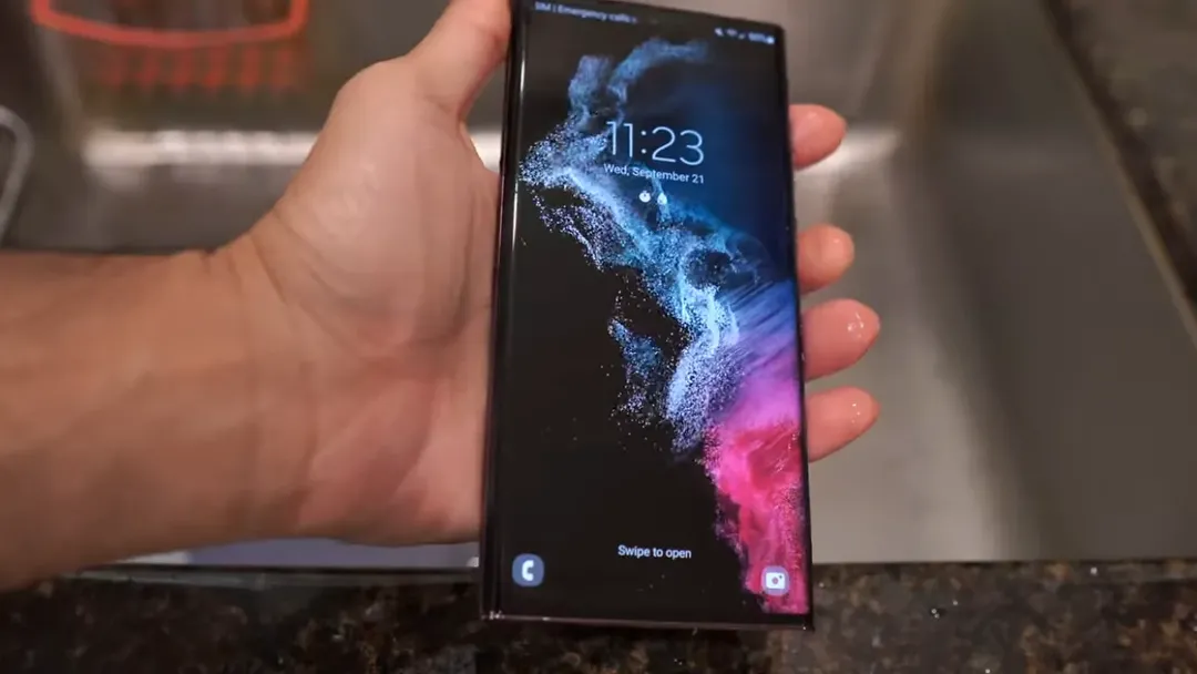 Đóng băng iPhone 14 Pro Max và Galaxy S22 Ultra trong nước đá 10 giờ: bạn đoán xem có điện thoại nào trụ nổi không? Đóng băng iPhone 14 Pro Max và Galaxy S22 Ultra trong nước đá 10 giờ: bạn đoán xem có điện thoại nào trụ nổi không?