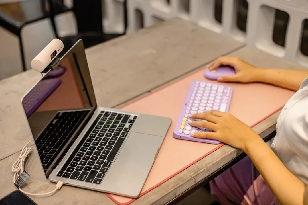 Logitech ra thêm nhiều phiên bản màu mới cho bộ đôi chuột phím “không đuôi” Pebble M350 và K380 tại Việt Nam, giá không đổi Logitech ra thêm nhiều phiên bản màu mới cho bộ đôi chuột phím “không đuôi” Pebble M350 và K380 tại Việt Nam, giá không đổi