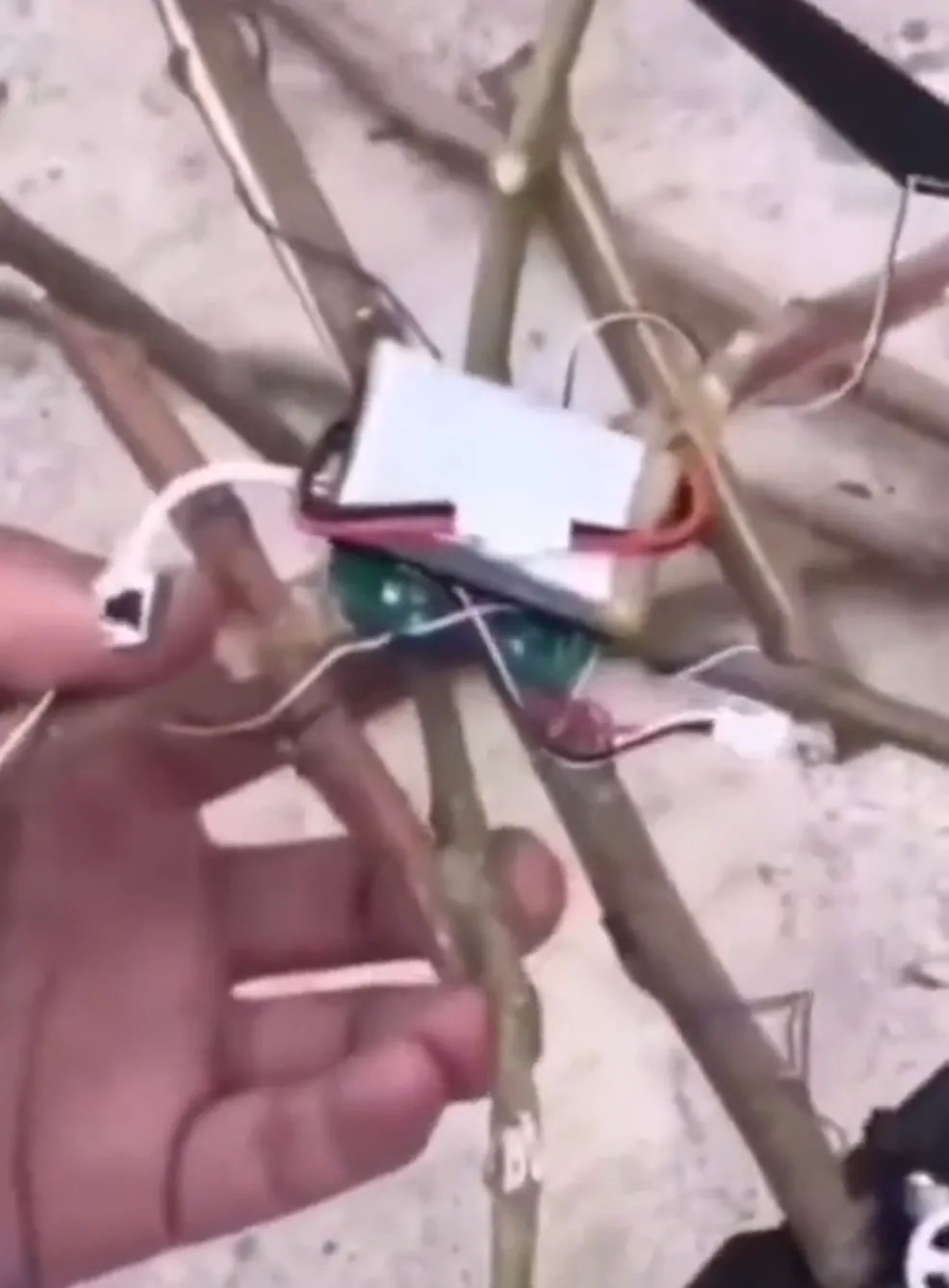 Không tin nổi có người làm drone bằng cành củi, tuy thô sơ mà lại bay được! Không tin nổi có người làm drone bằng cành củi, tuy thô sơ mà lại bay được!