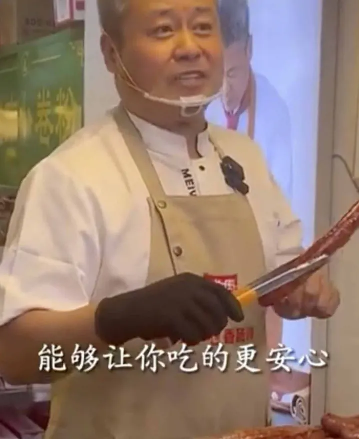 Triệu phú phá sản đi bán xúc xích để trả nợ 160 tỷ đồng, hàng triệu cư dân mạng tán thưởng chỉ vì 1 câu nói Triệu phú phá sản đi bán xúc xích để trả nợ 160 tỷ đồng, hàng triệu cư dân mạng tán thưởng chỉ vì 1 câu nói