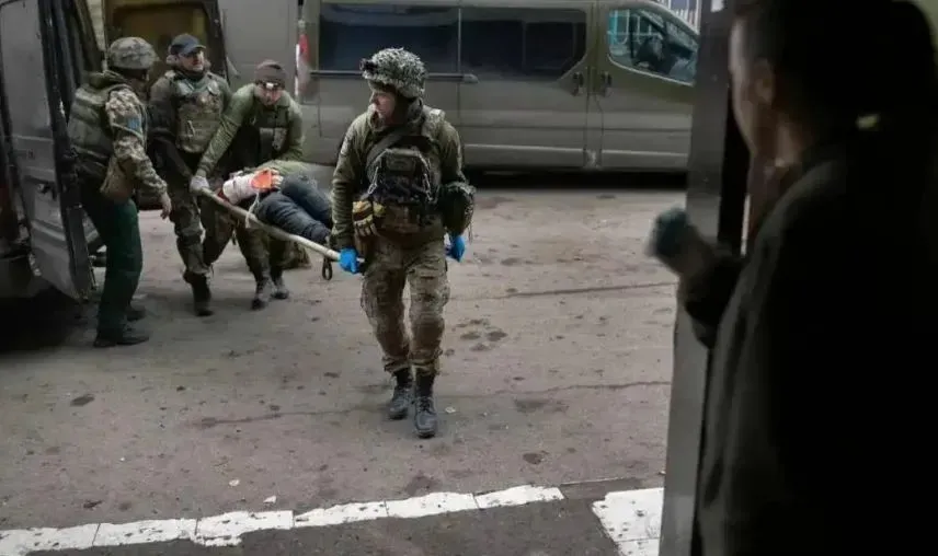 Chỉ huy Ukraine thừa nhận có thương vong nặng nề và ông đã bị quân đội Nga bao vây, số người chết quá lớn nên không thể thống kê chính xác Chỉ huy Ukraine thừa nhận có thương vong nặng nề và ông đã bị quân đội Nga bao vây, số người chết quá lớn nên không thể thống kê chính xác