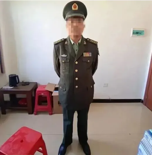 Mua quân phục, giấy tờ trên mạng, đóng giả sĩ quan quân đội trong 4 năm để gây ấn tượng với phụ nữ Mua quân phục, giấy tờ trên mạng, đóng giả sĩ quan quân đội trong 4 năm để gây ấn tượng với phụ nữ