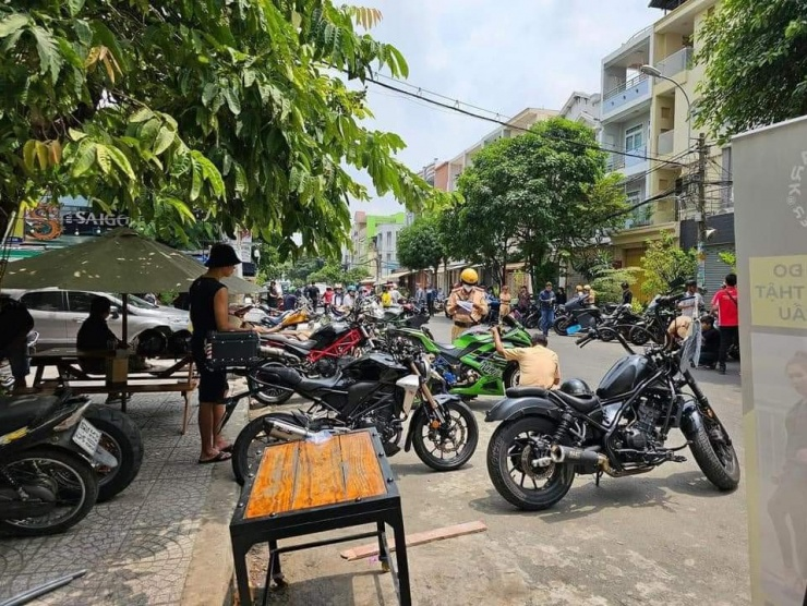 Đang ngồi trong quán cafe, CSGT có được quyền kiểm tra giấy tờ, bằng lái xe? Đang ngồi trong quán cafe, CSGT có được quyền kiểm tra giấy tờ, bằng lái xe?