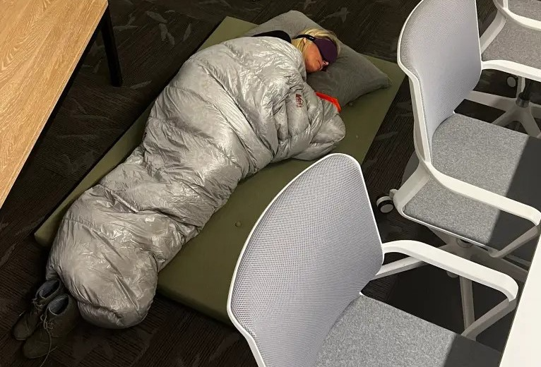 Giám đốc ngủ trên sàn văn phòng, chăm chỉ nhất Twitter cũng bị sa thải, về đầu quân cho Facebook Giám đốc ngủ trên sàn văn phòng, chăm chỉ nhất Twitter cũng bị sa thải, về đầu quân cho Facebook